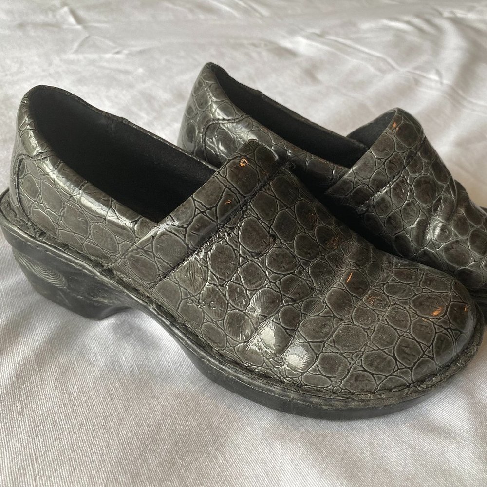 b.o.c. Women's Faux Leather Grey Tooled Alligator Slip-On Clogs